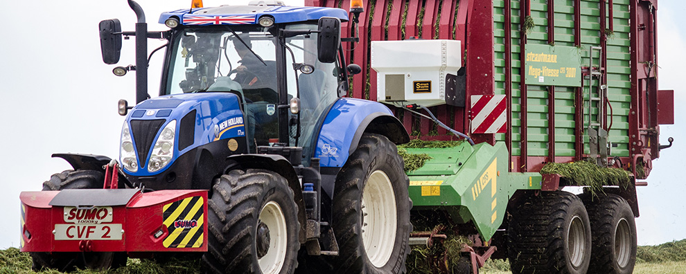 Additive applicator on a forage wagons