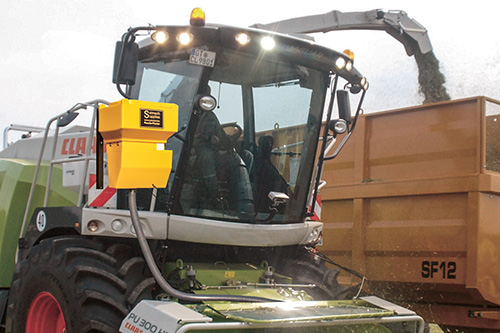 Powder/granular applicator mounted of forage harvester