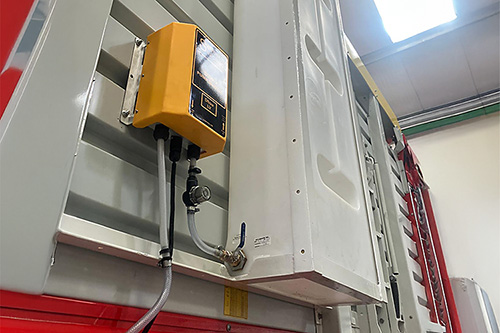 Side mounted slimline tank on forage wagon